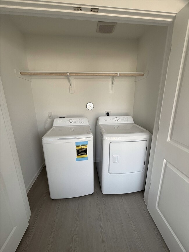 Building Photo - 25670 Roy Rogers Rd