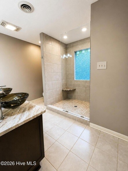 Building Photo - 265 Broadmeade Dr