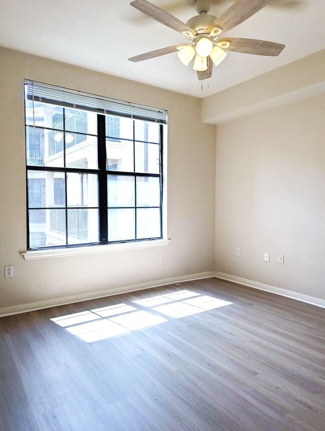 Building Photo - 1x1 New Flooring throughout! Spacious and ...