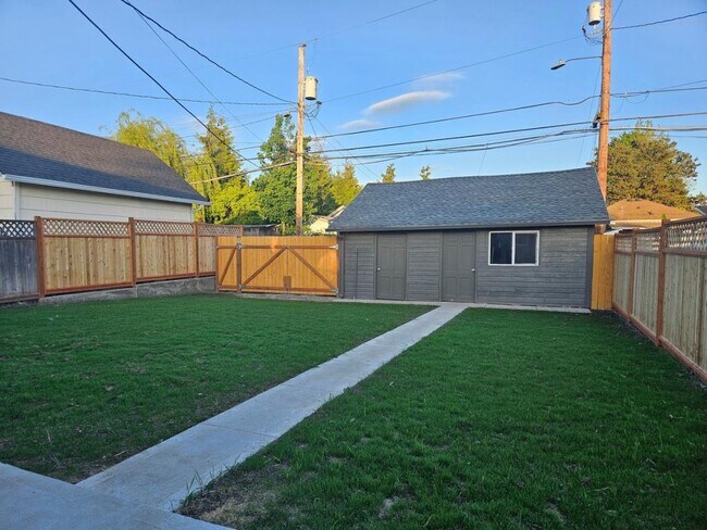 Building Photo - 340 17th Ave