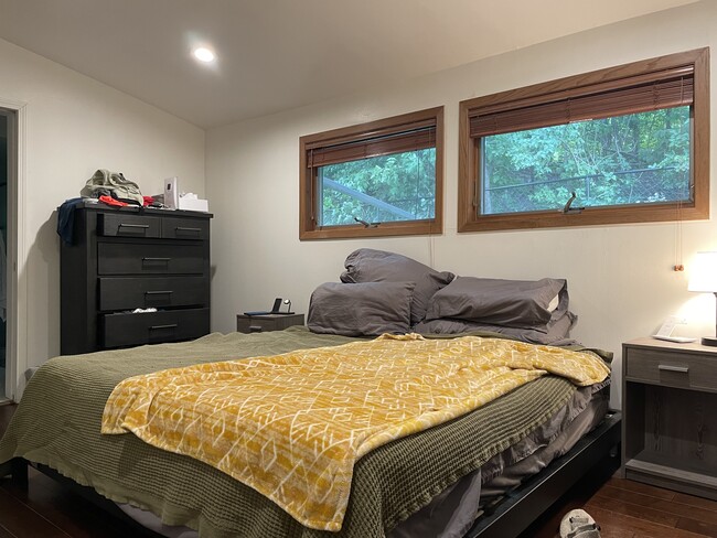 Building Photo - 1721 N High Point Rd