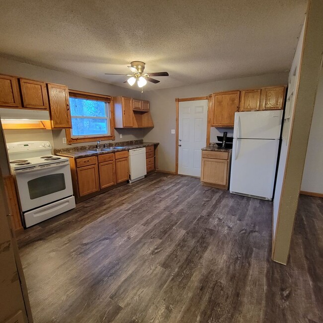 Building Photo - 3 Bed, 1 Bath Home for rent. One level liv...