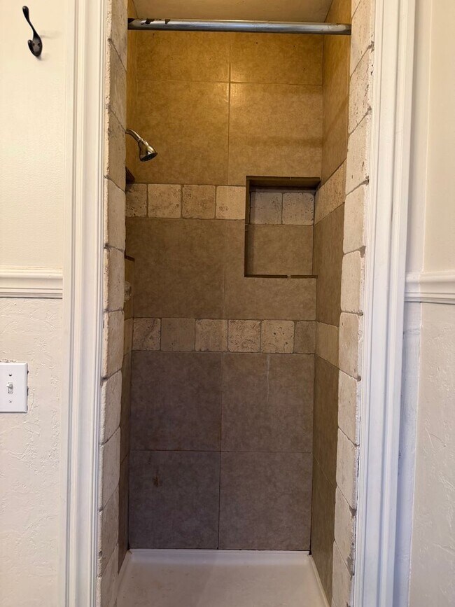 Building Photo - 3 bedroom, 2 bathroom, 2 car garage hom for rent