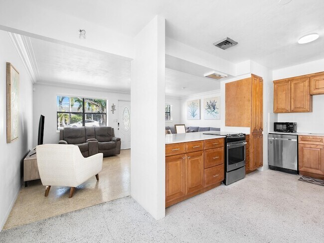 Building Photo - 413 NE 25th Ave