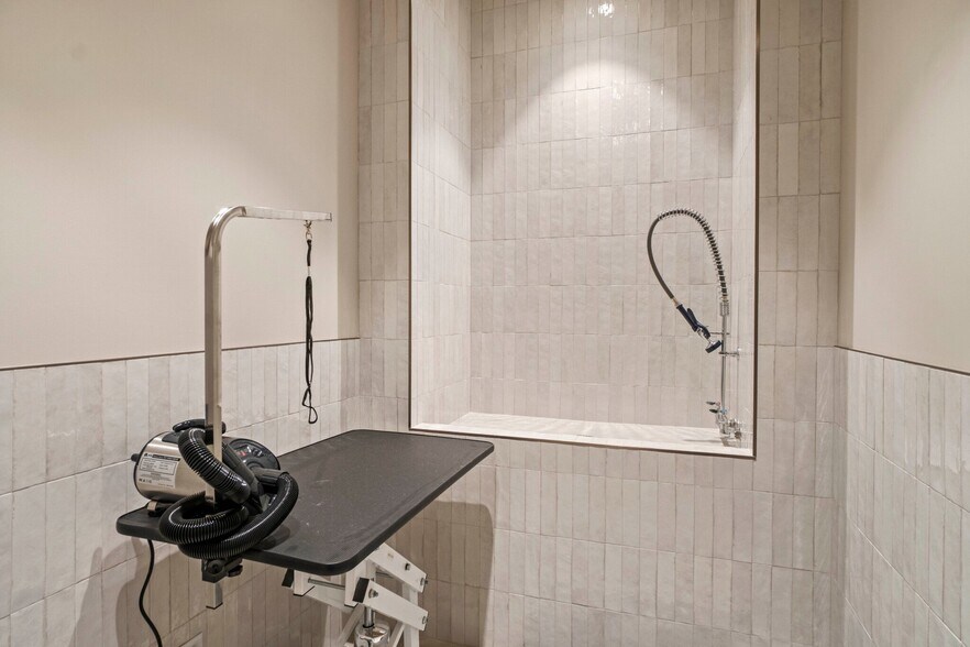 Building Photo - 519 S Damen Ave