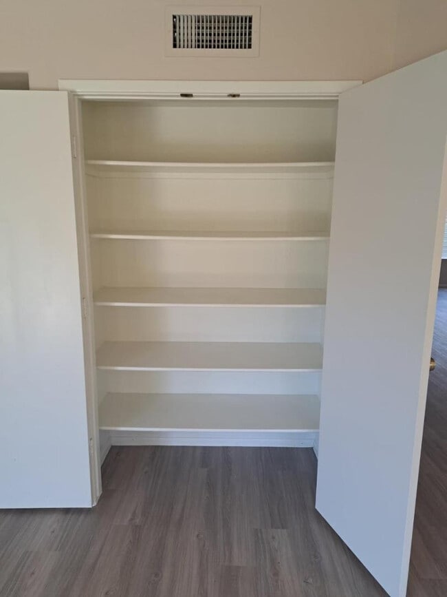 Building Photo - 1443 E Vaughn Ave