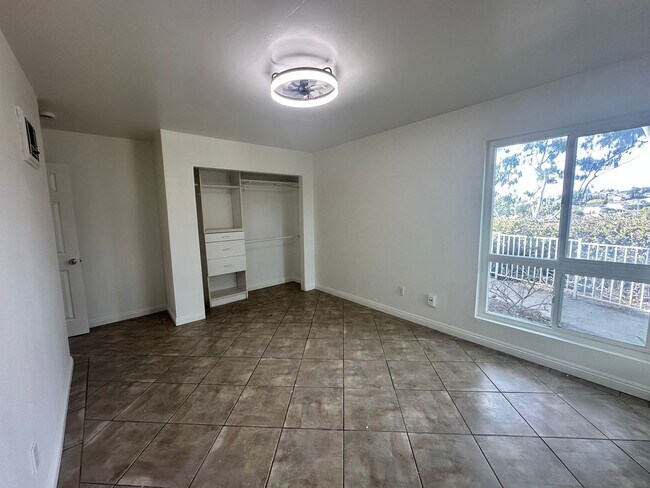 Building Photo - Available Now! 3 bed/ 2 bath condo