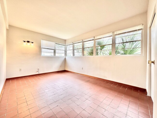 Building Photo - Vintage 2BR/2BA on Stanford Ave with Huge Fenced Yard & Lawn Care Included