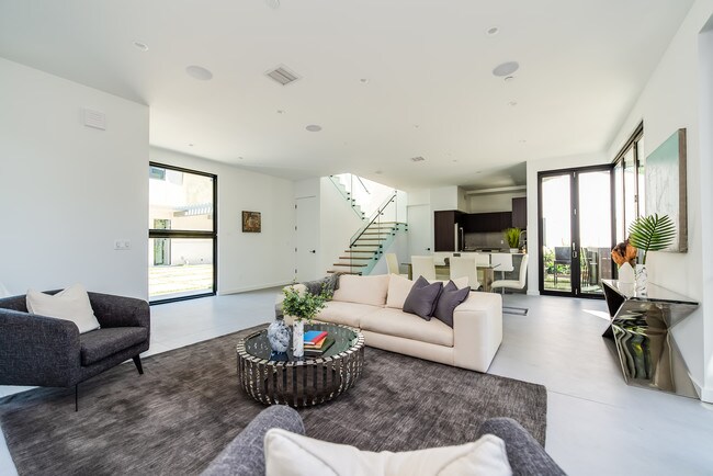 Building Photo - 370 N San Vicente Blvd