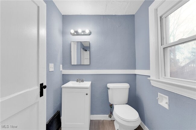 Building Photo - 2206 Kenneth Ave