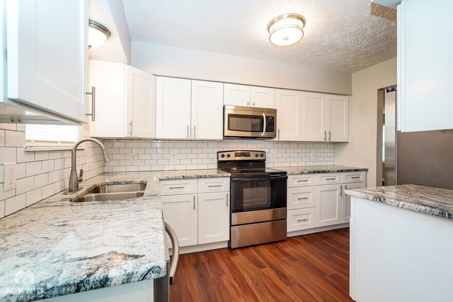 Building Photo - 10 Oakwood Dr