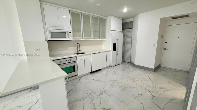 Building Photo - 999 Brickell Bay Dr