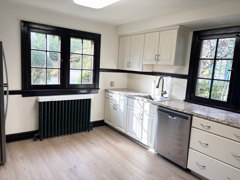 Building Photo - 708 Rock Beach Rd