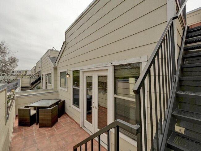 Building Photo - 1115 Kinney Ave