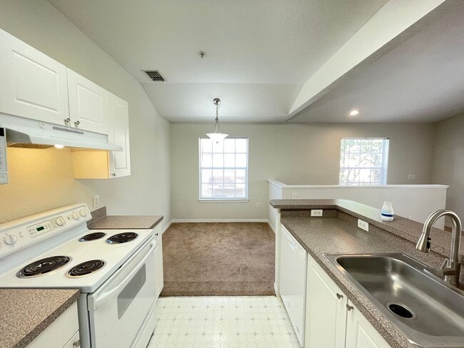 Building Photo - 1 Bedroom / 1 Bath Condo in Gated Community, Available Now!