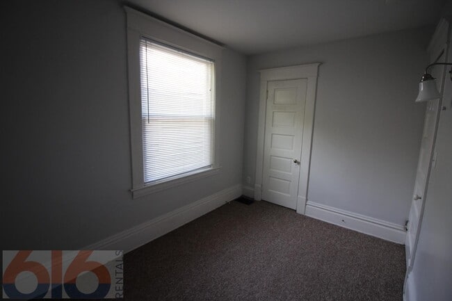 Building Photo - 243 Valley Ave NW