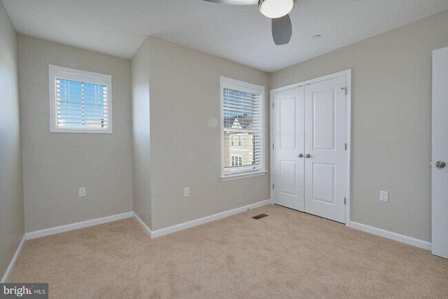 Building Photo - 412 Woodcrest Dr SE