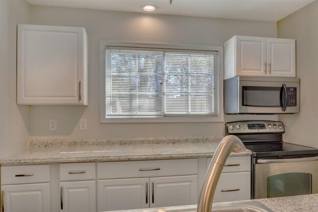 Building Photo - 2 Bedroom Condo at Garden Court!