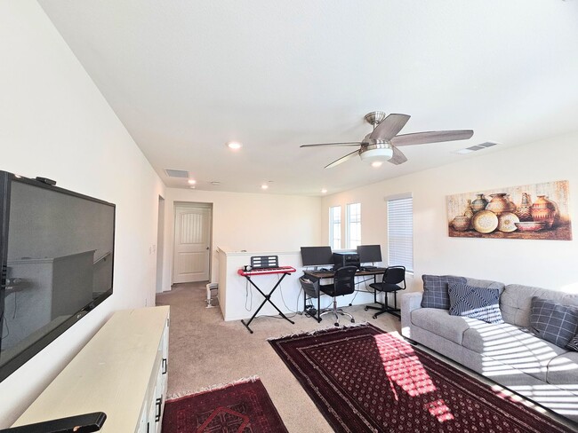 Building Photo - Beautiful Condo In a Nice Neighborhood 2 car garage