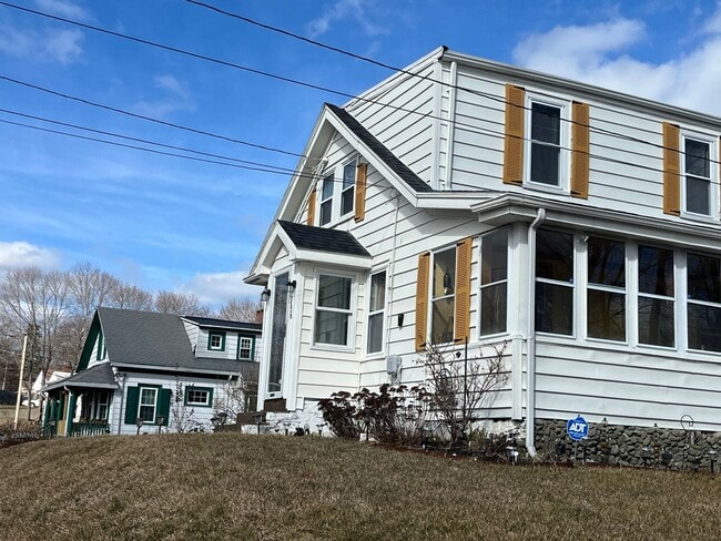 Building Photo - Sunny, Clean, Quiet 2 bedroom 1 bath 2nd floor apartment