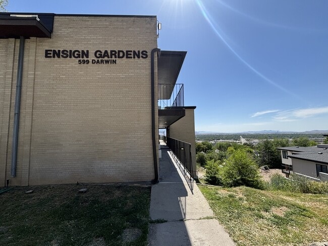 Building Photo - 599 Darwin St