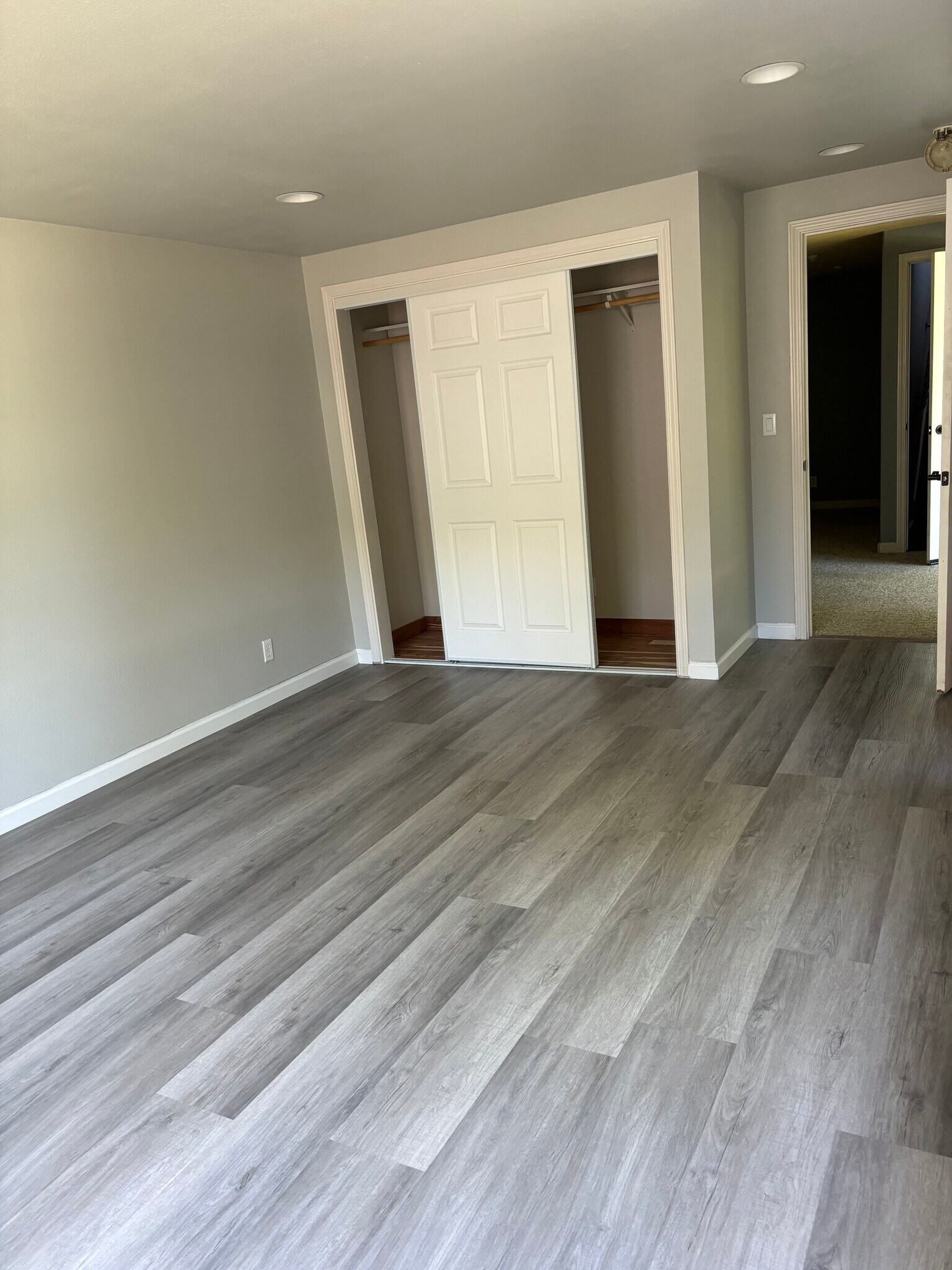 hardwood floors/ closet - 4460 Stanford Ave
