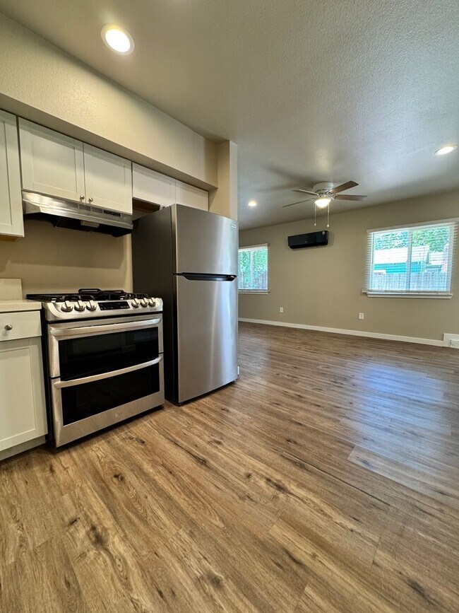 Building Photo - Available Now! 3 Bed/1.5 Bath Close to Downtown Lodi