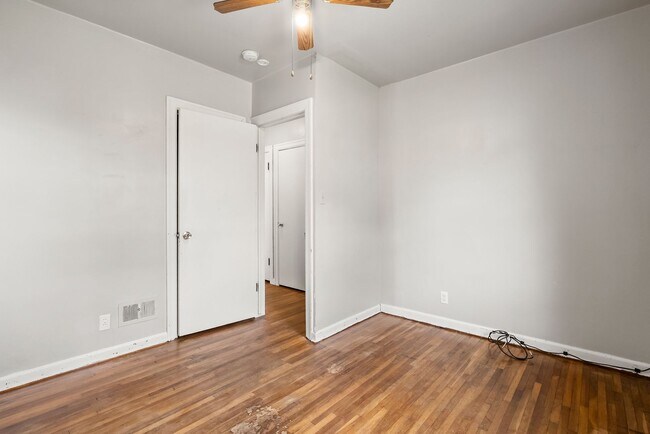 Building Photo - 915 W 9th St