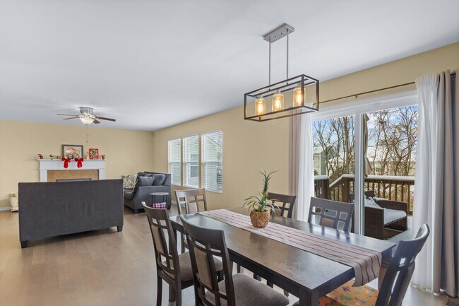 Building Photo - 430 Rockcrest Way