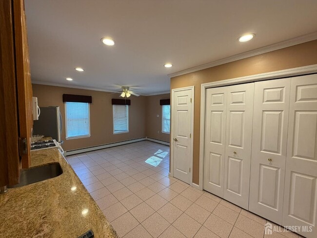 Building Photo - 628 Grove Ave