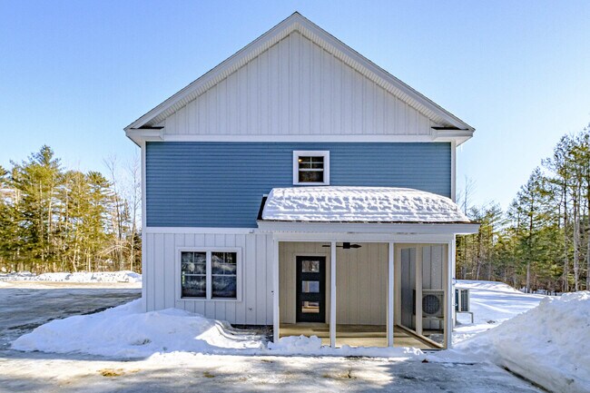 Building Photo - Highland Duplex