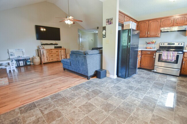 Building Photo - Pet Friendly Three Bedroom!