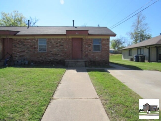 Building Photo - 804 Hackberry St