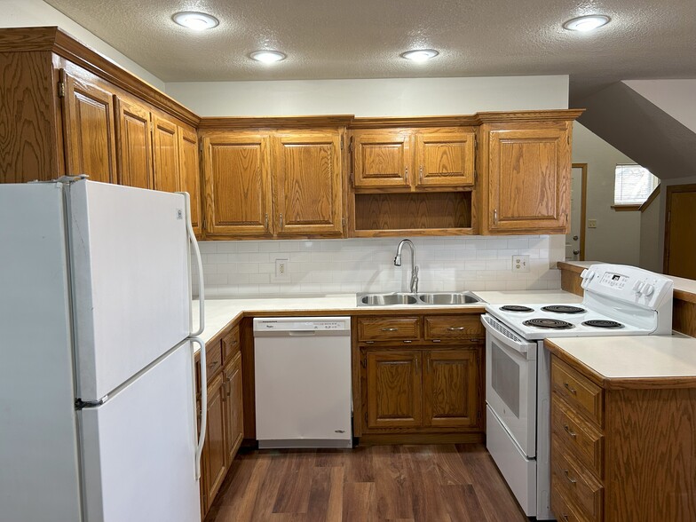Kitchen - 1042 Baxter St