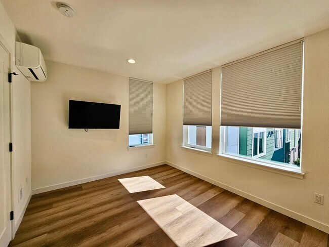 Building Photo - Experience Modern Living in the Heart of N...