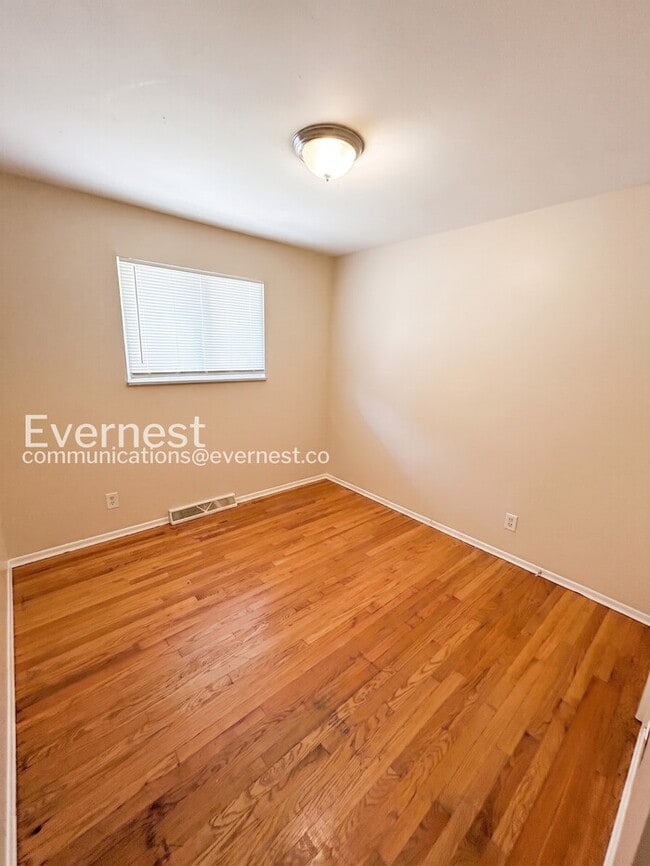 Building Photo - Charming 3-Bedroom Home with Central A/C and Carport Parking / 3 beds 1 bath / Available now!