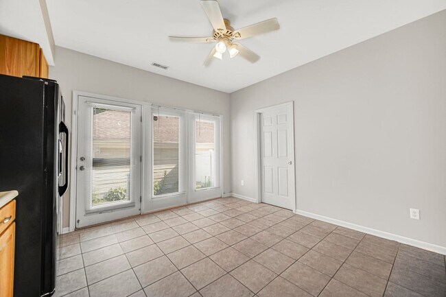 Building Photo - 318 Village Square