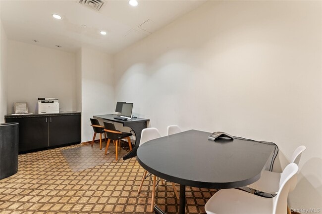 Building Photo - 175 Huguenot St