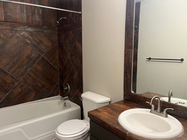 Building Photo - 2 Bed 3 Bath Townhouse on the golf course!