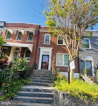 Building Photo - 228 Ascot Pl NE