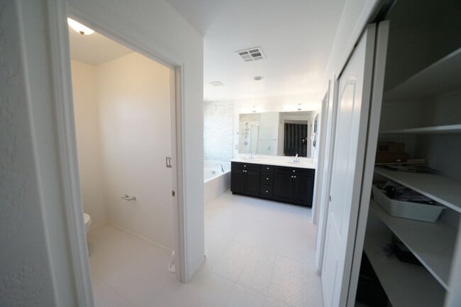 Building Photo - 880 Cool Aquamarine St