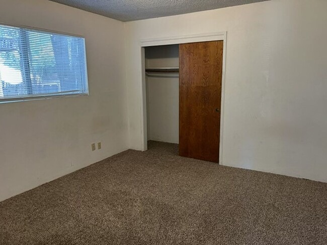 Building Photo - Large 2 bedroom 1.5 Bath Westside Duplex (...