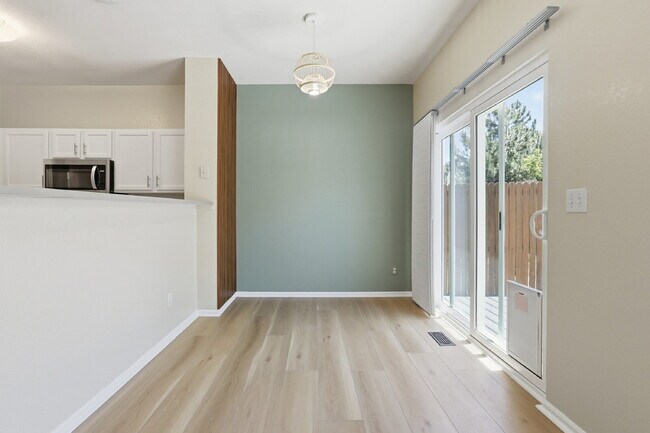 Building Photo - $2,735.95 - 3 Bed, 2.5 Bath Townhome in Aurora with In Unit Laundry!