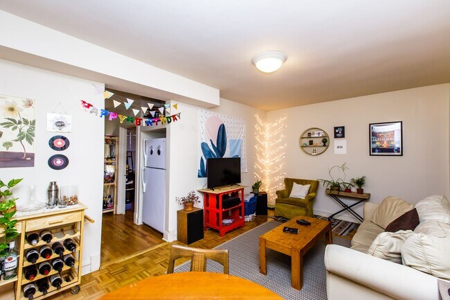 Building Photo - Large 3bedroom/1bath unit in Bucktown! Central Air, FREE Laundry, and close to Blue Line!