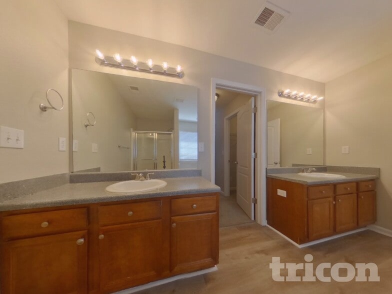 Building Photo - 120 Lakeside Point