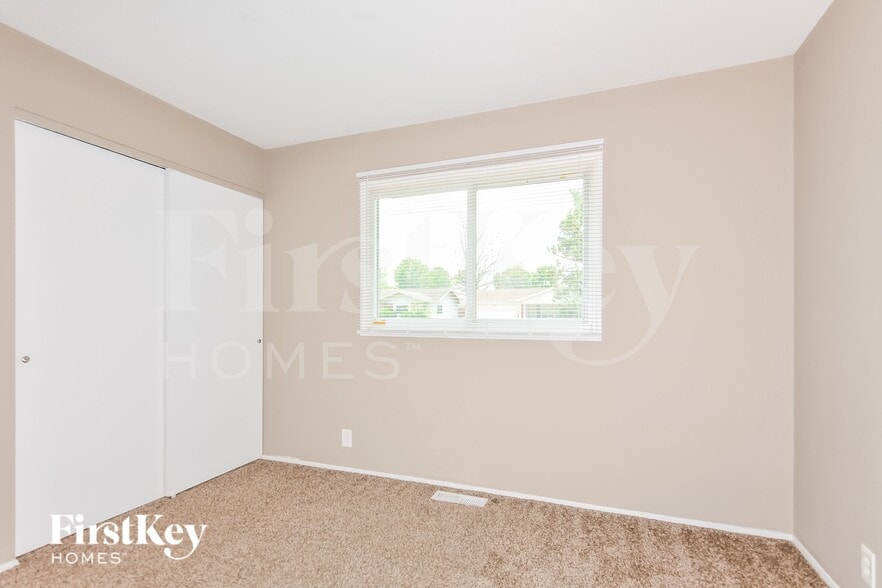 Building Photo - 2415 Greenbriar Dr