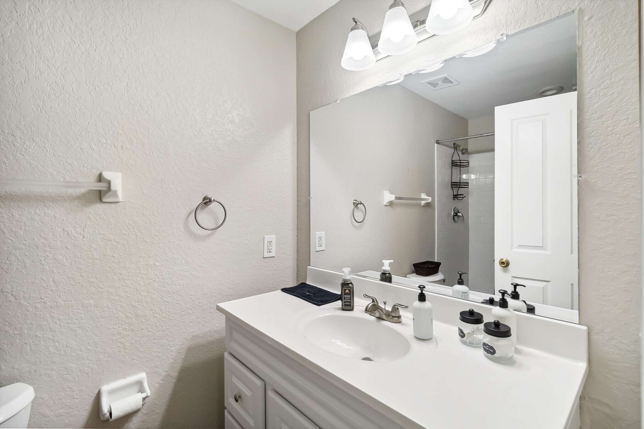 2nd Ensuite with Walk in Shower - 222 Reserve Dr