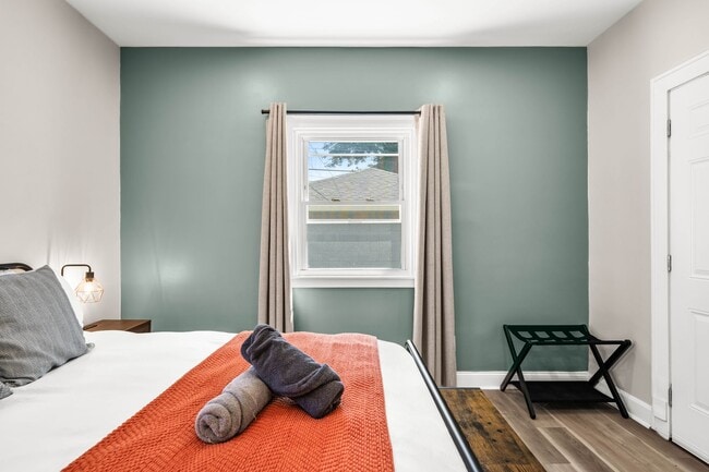 Building Photo - 1215 N Warman Ave