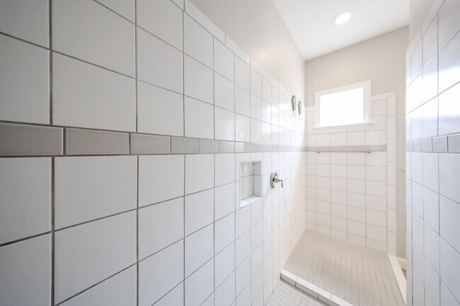 Building Photo - 1424 E Pedro Rd