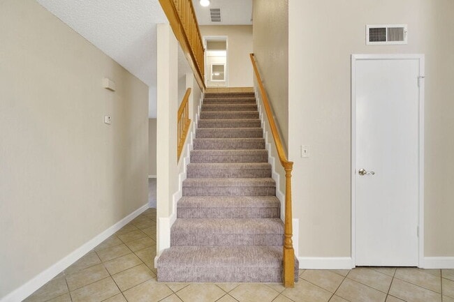 Building Photo - 6733 N Warren Ave